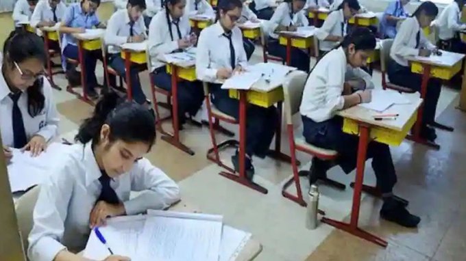 अब देश में पारंपरिक तरीके से होगी स्कूली पढ़ाई, केंद्र ने योग गुरू बाबा रामदेव को सौंपी नए बोर्ड की कमान