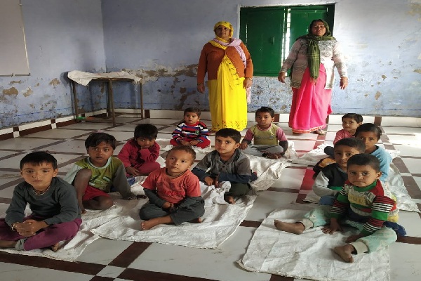 डीएम पुलकित खरे ने खुले में संचालित आंगनबाड़ी केंद्रों के बच्चों को प्रदान की छत