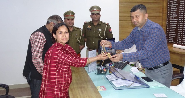 खोया 8 लाख रूपये के सोने के आभूषण से भरा पर्स बरामद, एसएसपी ने महिला को सौंपा