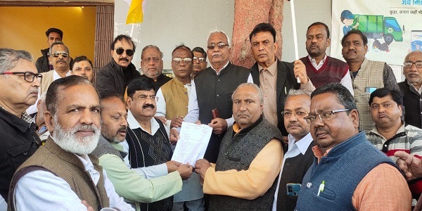 यूजर चार्ज के खिलाफ व्यापारियों ने किया निगम कार्यालय पर प्रदर्शन, होली गेट से नगर निगम तक निकाला जुलूस, सौंपा ज्ञापन