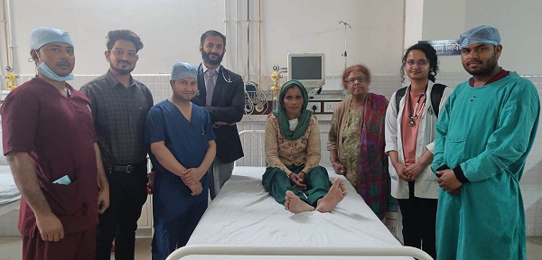 के.डी. हॉस्पिटल में आहार नली के कैंसर गांठ की दुर्लभ सर्जरी