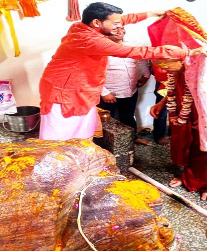 गिरिराज दानघाटी मंदिर पहुंचे निरंजनी अखाड़ा के महामंडलेश्वर आचार्य कैलाश चंद