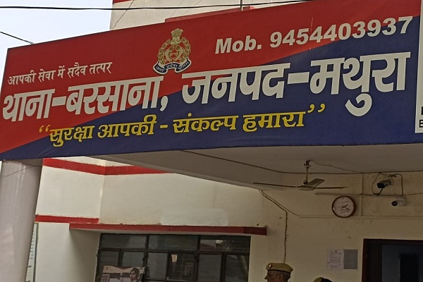 बरसाना में डग्गेमार वाहन की चपेट में आने से चार वर्षीय बालिका गंभीर रूप से घायल