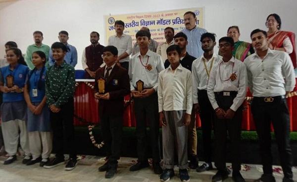 विज्ञान मॉडल प्रतियोगिता में आरआईएस के छात्र ने जमाई धाक