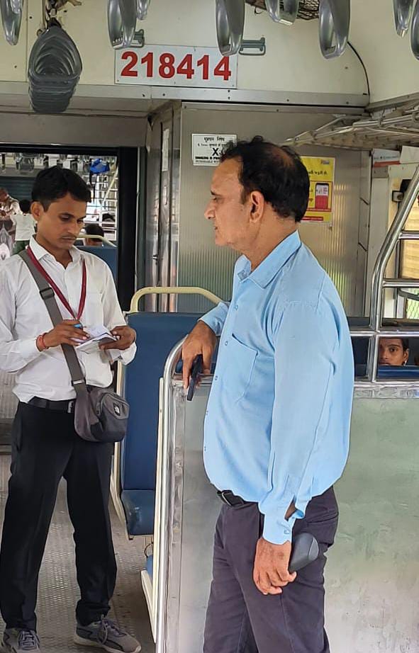 आगरा किला-बंध बरेठा के मध्य बिना टिकट/अनाधिकृत यात्रा तथा गाडियों में गंदगी फैलाने/धूम्रपान करने वालों के विरूद्ध चलाया गया विशेष टिकट चेकिंग अभियान