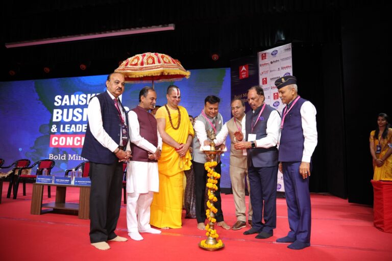 संस्कृति विश्वविद्यालय में आयोजित बिजनेस एंड लीडरशिप कॉन्क्लेव का दीप प्रज्ज्वलन कर शुभारंभ करते आध्यात्मिक गुरु आचार्य सतीश सद्गुगुरु जी महाराज, संस्कृति विवि के कुलाधिपति डा. सचिन गुप्ता, प्रति कुलाधिपति राजेश गुप्ता, उद्योगपति पूरन डाबर, अग्रवाल पैकर्स एंड मूवर्स लिमिटेड के चेयरमैन रमेश अग्रवाल, डाबर ग्रुप के चीफ मैनेजिंग डाइरेक्टर पूरन डावर, एचआईआईएमएस के फाउंडर मनीषजी, कुलपति प्रो. एमबी चेट्टी।