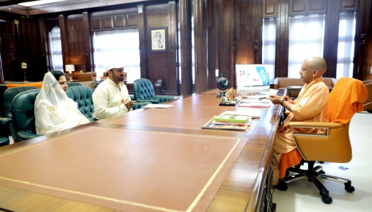 1- मुख्यमंत्री योगी आदित्यनाथ से मुलाकात करते एमएलसी योगेश नौहवार, साथ हैं उनकी पत्नी चेतना चौधरी।