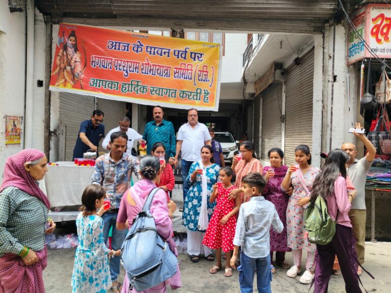 गंगा दशहरा के पावन अवसर पर भगवान परशुराम शोभायात्रा समिति के द्वारा मिल्क रोज की प्याऊ लगाई गई।