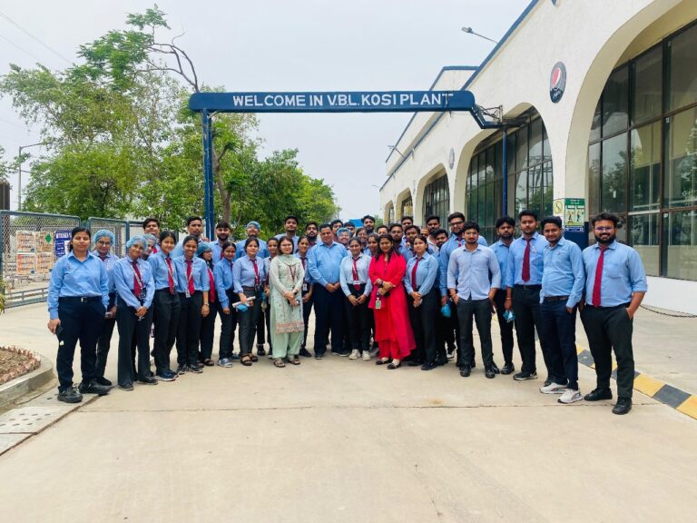 छात्र-छात्राओं ने हासिल की शीतल पेय निर्माण और वितरण की जानकारीजीएल बजाज के विद्यार्थियों ने शीतल पेय कम्पनी का किया शैक्षिक भ्रमण