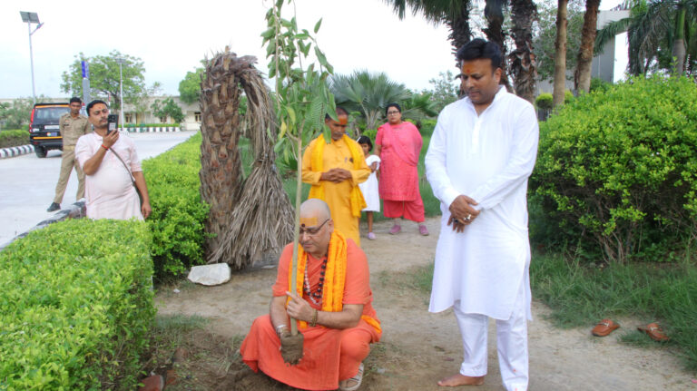 संस्कृति विवि में चातुर्मास व्रत व्यास पूजा के दौरान जगद्गुरु शंकराचार्य अनन्तश्री स्वामी अमृतानंद देवतीर्थ महास्वामी पौधे का रोपण करते हुए, साथ में हैं संस्कृति विवि के कुलाधिपति डा. सचिन गुप्ता।