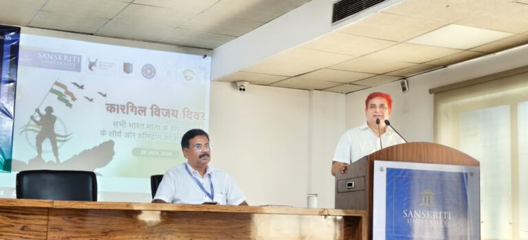 चित्र परिचयः संस्कृति विवि के सभागार में साथी शिक्षकों और विद्यार्थियों को संबोधित करते डा. रजनीश त्यागी।