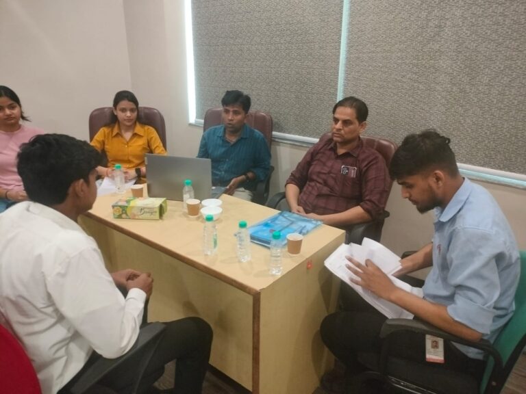 चित्र परिचयः 1-संस्कृति बिगेस्ट एवर जॉब फेयर में अपने इंटरव्यू के लिए अपनी बारी का इंतजार करते अभ्यर्थियों की भीड़।2-विद्यार्थियों का साक्षात्कार करते कंपनी के अधिकारी।