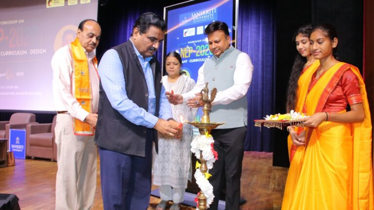 चित्र परिचयः संस्कृति विवि में आयोजित कार्यशाला के मुख्य अतिथि, आईआईआईटी इलाहाबाद (प्रयागराज) के निदेशक डॉ. मुकुल एस. सुताओन दीप प्रज्ज्वलित करते हुए। साथ में हैं संस्कृति विवि के कुलाधिपति डा. सचिन गुप्ता, कुलपति प्रो.एमबी चेट्टी, सीईओ डा. श्रीमती मीनाक्षी शर्मा।