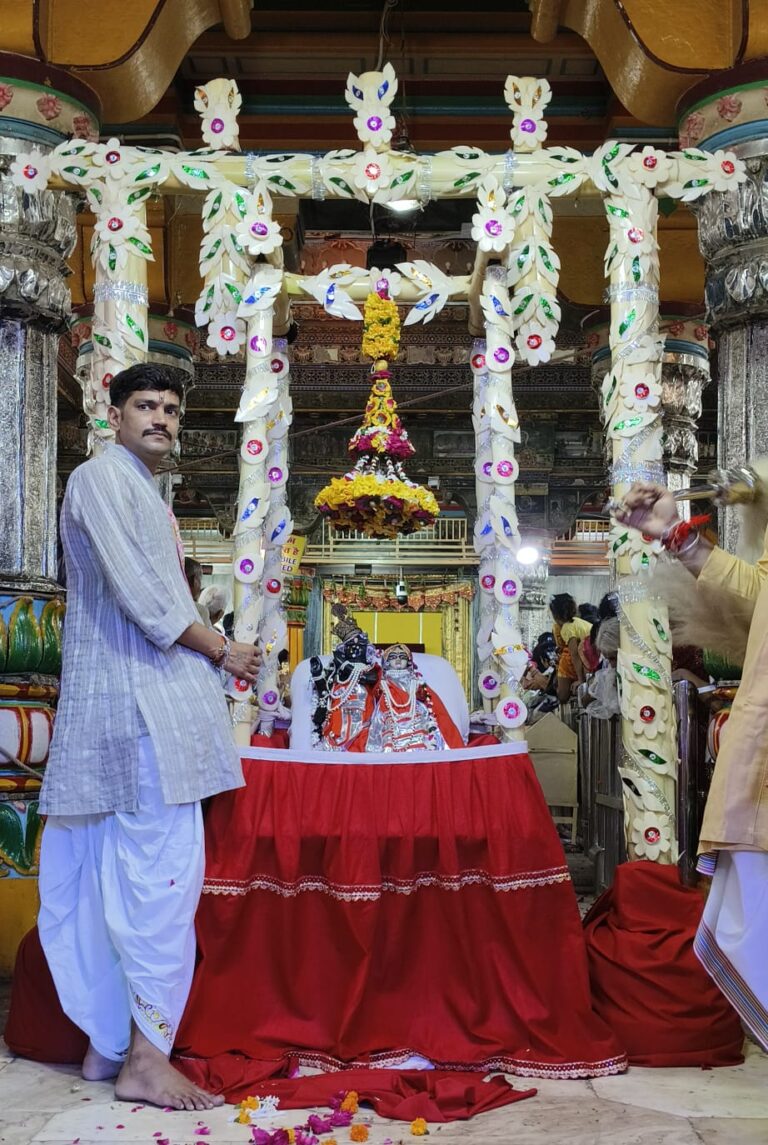 केले के हिंडोले में विराजमान होकर राजाधिराज दिए दर्शन