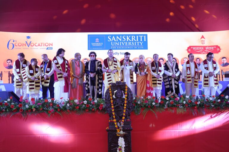 चित्र परिचयः संस्कृति विवि के छठे दीक्षांत समारोह में आयोजित सनातन संवाद में मंच पर मौजूद देश के विख्यात संत और विद्वजन।