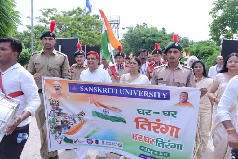 चित्र परिचयः देशप्रेम के उद्घोष और नारों के साथ संस्कृति विवि में आयोजित तिरंगा रैली का नेतृत्व करतीं सीईओ मीनाक्षी शर्मा, डा. रजनीश त्यागी।