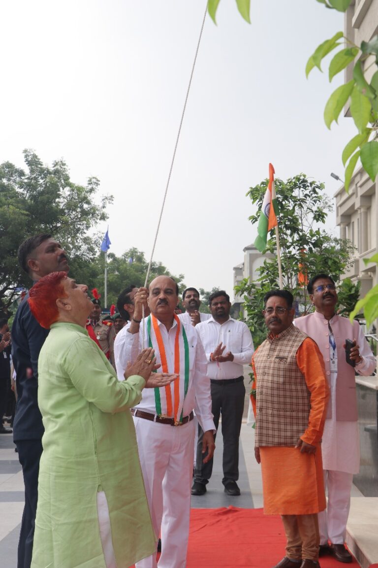 चित्र परिचय: संस्कृति विश्विद्यालय में स्वतंत्रता दिवस पर झंडारोहण करते कुलपति प्रो एमबी चेट्टी।