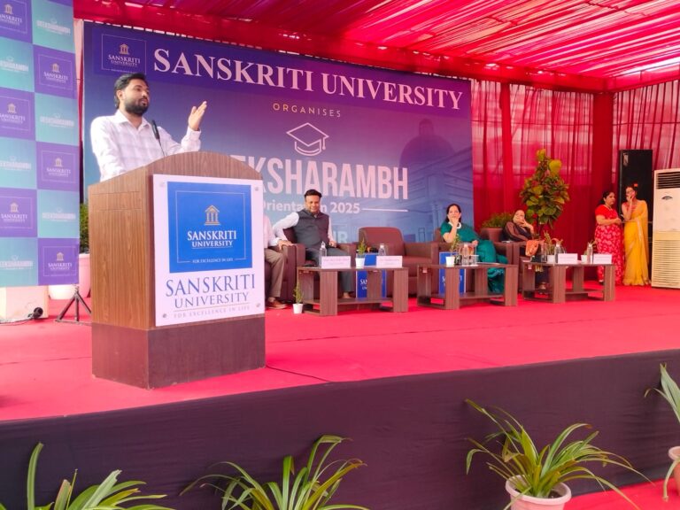 चित्र परिचयः विद्यार्थियों को संबोधित करते देश के लोकप्रिय और सफल शिक्षक फैजल खान। मंच पर मौजूद संस्कृति विवि के कुलाधिपति डा. सचिन गुप्ता, कुलपति प्रो. एमबी चेट्टी, लाइफ एंड बिजनेस कोच पियूष भाटिया और संस्कृति विवि की सीईओ डा. श्रीमती मीनाक्षी शर्मा।