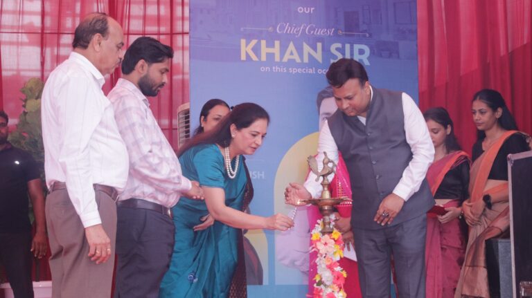 चित्र परिचयः संस्कृति विश्वविद्यालय के दीक्षारंभ-2025 कार्यक्रम में विशिष्ठ अतिथि पियूष भाटिया दीप प्रज्ज्वलित करते हुए। साथ में हैं खान सर, विवि के कुलाधिपति डा. सचिन गुप्ता, कुलपति प्रो. एमबी चेट्टी।