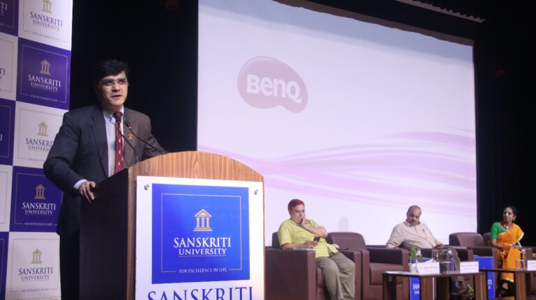 चित्र परिचयः संस्कृति विश्वविद्यालय के संतोष मैमोरियल सभागार में नवीन सत्र के विद्यार्थियों को संबोधित करते हुए मोटीवेशनल स्पीकर मेजर डा. मोहम्मद अली शाह। मंच पर आसीन संस्कृति विवि के कुलपति प्रो.एमबी चेट्टी, डा. रजनीश त्यागी, अक्षय पात्र की प्रवक्ता सुलोचना देवी।