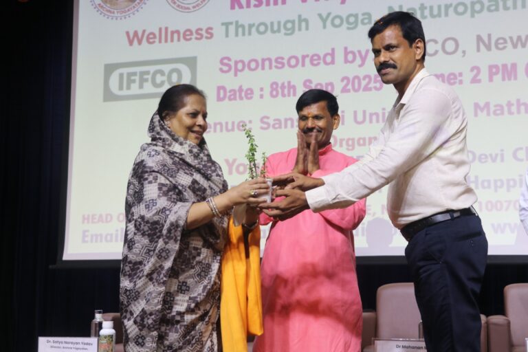 चित्र परिचयः संस्कृति विश्वविद्यालय के संतोष मैमोरियल सभागार में संस्कृति आयुर्वेदिक मेडिकल कॉलेज एण्ड हास्पिटल तथा स्कूल ऑफ एग्रिकल्चर के संयुक्त तत्वावधान में अर्चना योगायतन, नई दिल्ली के द्वारा “ऋषि विद्या कृषि विद्या” पर एक कार्यशाला में संस्कृति आयुर्वेदिक मेडिकल कालेज के प्राचार्य डा.मोहनन को सम्मानित करतीं समाजिक कार्यकत्री, मुख्य अतिथि श्रीमती अनिता चतुर्वेदी।