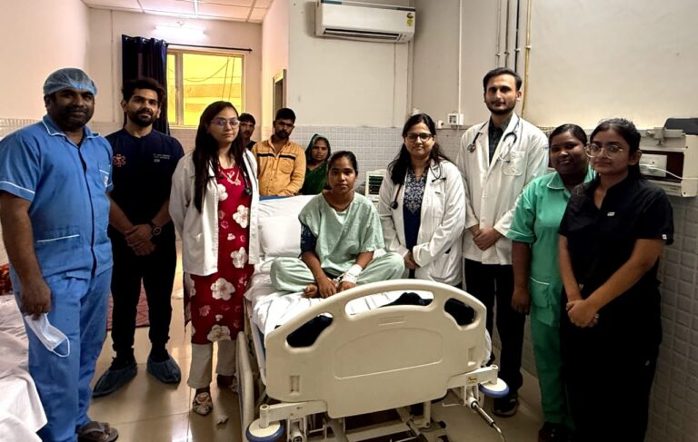 डीएएच पीड़ित किशोरी को के.डी. हॉस्पिटल में मिला नया जीवनविशेषज्ञ पल्मोनोलॉजिस्ट डॉ. शुभम द्विवेदी के प्रयासों से बची गुड़िया की जान