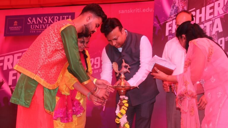 संस्कृति के विद्यार्थियों को वीआईपी ने हंसा-हंसाकर किया फ्रेशर