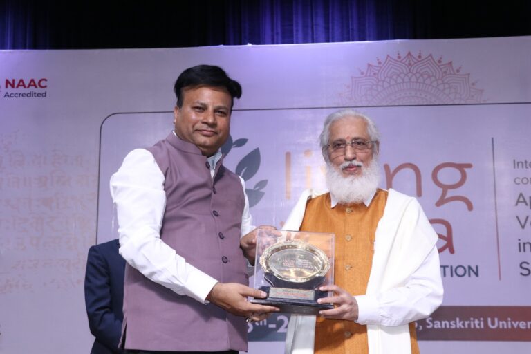 संस्कृति विवि के संतोष मैमोरियल आडिटोरियम में लिविंग वेदा पर आयोजित अंतर्राष्ट्रीय संगोष्ठी को संबोधित करते विशिष्ठ अतिथि उप्र तीर्थ विकास परिषद के वाइस चेयरमैन शैलजा कांत मिश्रा। मंच पर आसीन अतिथिगण।