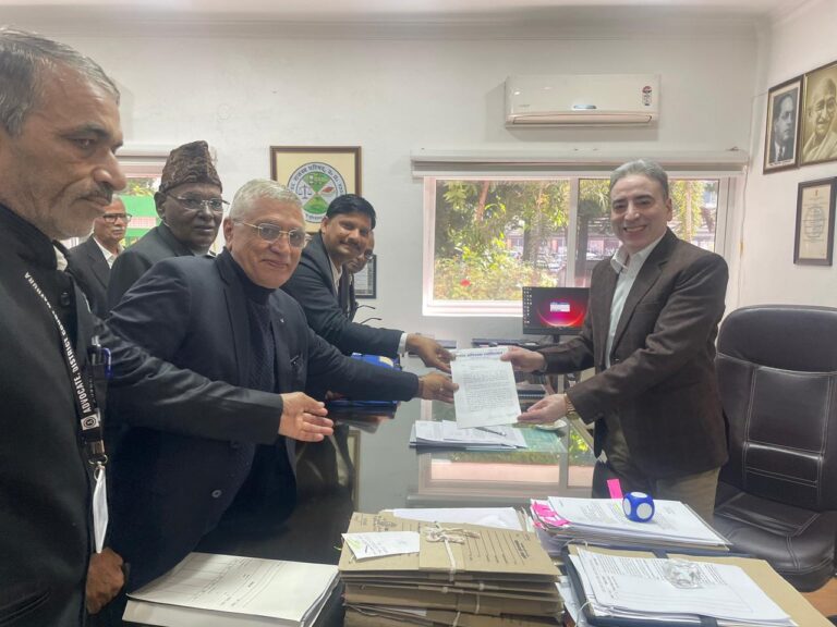 रेवेन्यू बोर्ड के चेयरमैन से लखनऊ में मिले वकील