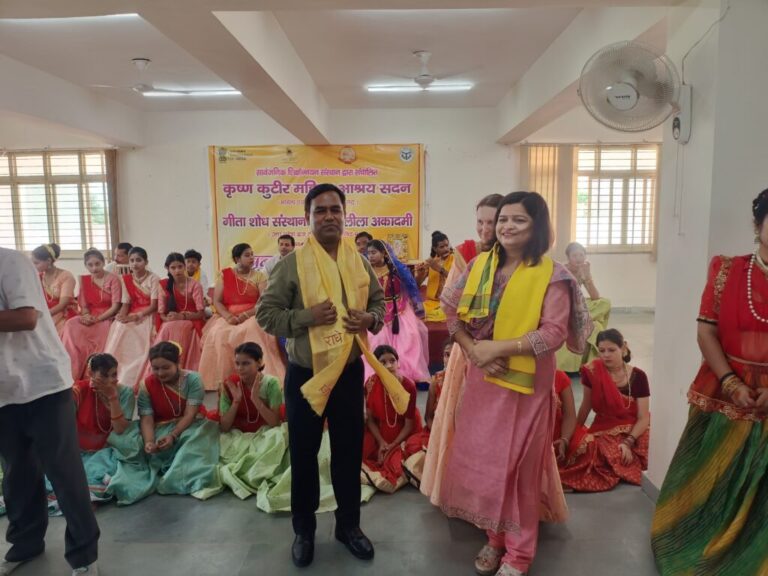 वृन्दावन बानिक बन्यो लीला देख झूमी माताएं -कृष्ण कुटीर में वृद्ध माताओं के समक्ष रासलीला का अद्भुत मंचन