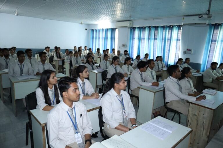 राजीव एकेडमी की शैक्षिक व्यवस्थाओं में आया क्रांतिकारी बदलाववातानुकूलित कक्षाएं और शैक्षिक व्यवस्थाएं लगा रहीं युवाओं के सपनों को पंख