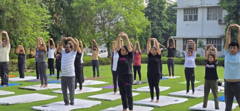 आर.के. ग्रुप के शैक्षिक संस्थानों में मना 11वां अंतरराष्ट्रीय योग दिवसनिरोगी काया के लिए नियमित करें योगाभ्यासः डॉ. आर.के. अशोका