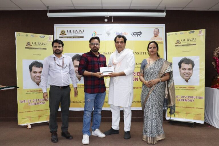विद्यार्थी तकनीकी कौशल विकसित करने टैबलेट का करें सदुपयोगविधायक श्रीकांत शर्मा ने जीएल बजाज के 240 छात्र-छात्राओं को बांटे टैबलेट