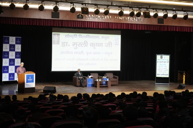 चित्र परिचयः संस्कृति विश्वविद्यालय के संतोष मैमोरियल हॉल में संस्कृति आयुर्वेदिक कालेज के विद्यार्थियों को संबोधित करते मुख्य अतिथि डॉ. मुरली कृष्णा।