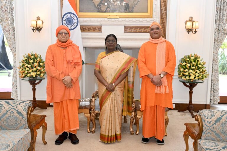 महामहिम राष्ट्रपति द्रौपदी मुर्मू को दिया रामकृष्ण मिशन अस्पताल आने का निमंत्रण